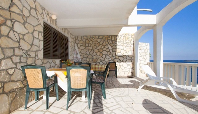 One bedroom apartment near beach Milna, Vis (A-2461-a)