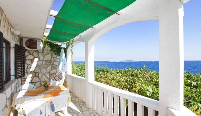 One bedroom apartment near beach Milna, Vis (A-2461-b)