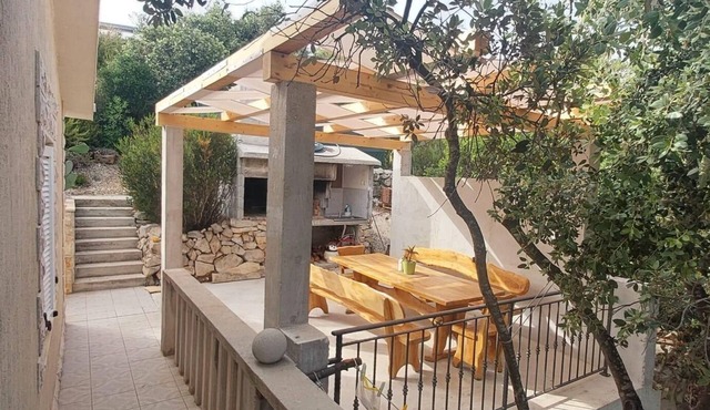 One bedroom apartment near beach Milna, Vis (A-8917-d)