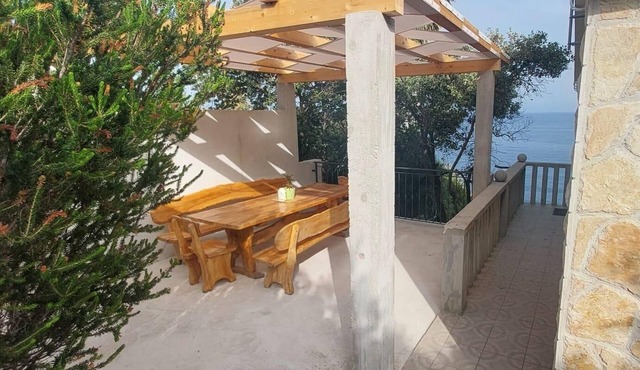 One bedroom apartment near beach Milna, Vis (A-8917-e)