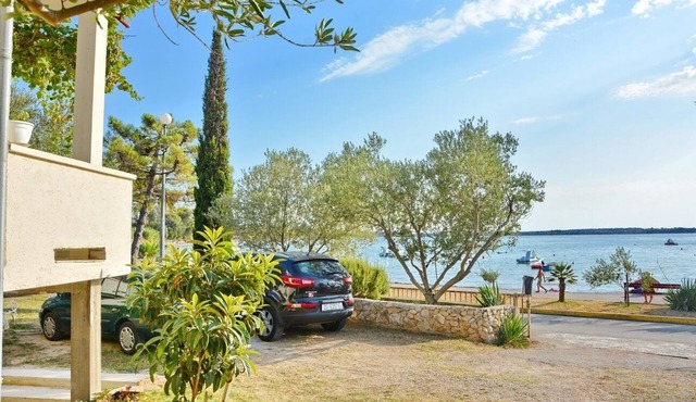 One bedroom apartment near beach Vrsi - Mulo, Zadar (A-12519-c)
