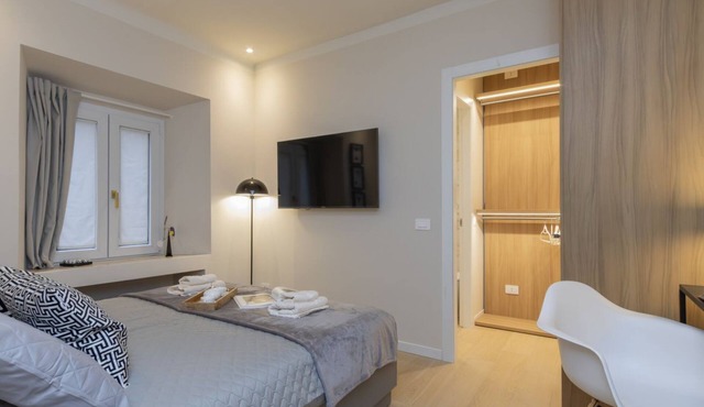 One-bedroom apartment on the first floor in the heart of Brera, Milan’s artistic and bohemian district. A strategic location just steps from the Pinacoteca di Brera, La Scala Theatre, and Castello Sforzesco.An elegant apartment offering all modern comf