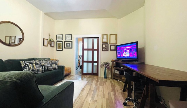 ONE BEDROOM APARTMENT 2 BLOCKS FROM CENTRAL PARK