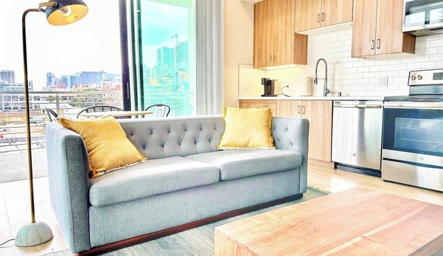 One Bedroom Apartment w/Balcony and City Views!