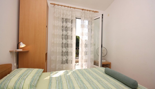 One bedroom apartment with terrace and sea view Maslinica, Šolta (A-5184-b)
