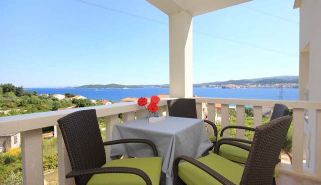 One bedroom apartment with terrace and sea view Kučište - Perna, Pelješac (A-10161-d)