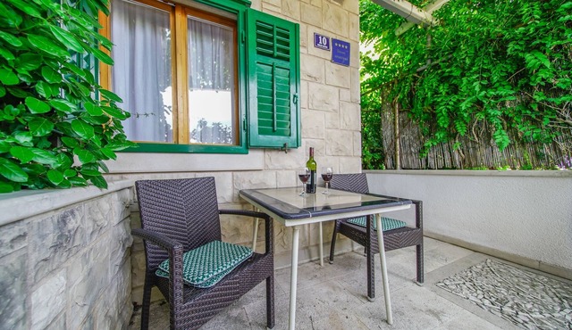 One bedroom apartment with terrace and sea view Postira, Brač (A-2913-a)