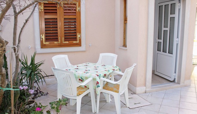 One bedroom apartment with terrace Supetar (Brač) (A-6037-a)