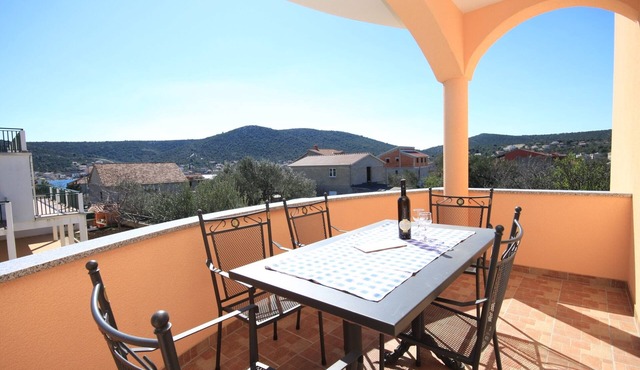 One bedroom apartment with terrace and sea view Vinišće, Trogir (A-8660-b)