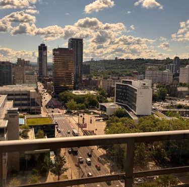 One-Bedroom Apartment with Den With Amazing Views of Hamilton