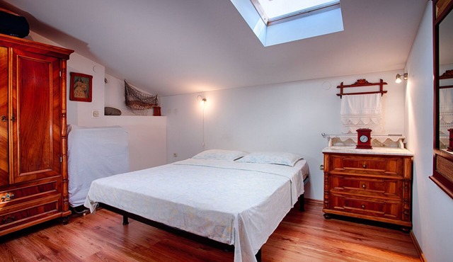 One bedroom apartment with terrace and sea view Komiža, Vis (A-2450-a)