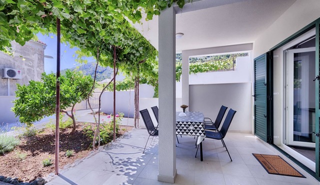One bedroom apartment with terrace Komiža, Vis (A-1151-c)
