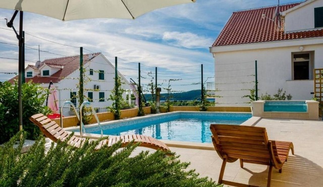 One bedroom apartment with balcony and sea view Milna, Brač (A-22122-b)