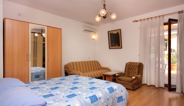 One bedroom apartment with terrace Vrbnik, Krk (A-5301-b)