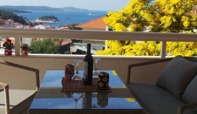 One bedroom apartment with balcony and sea view Hvar (A-21877-a)