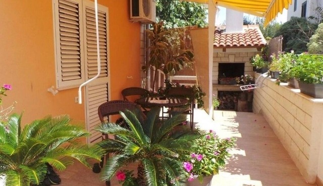 One bedroom apartment with terrace and sea view Hvar (A-21877-c)