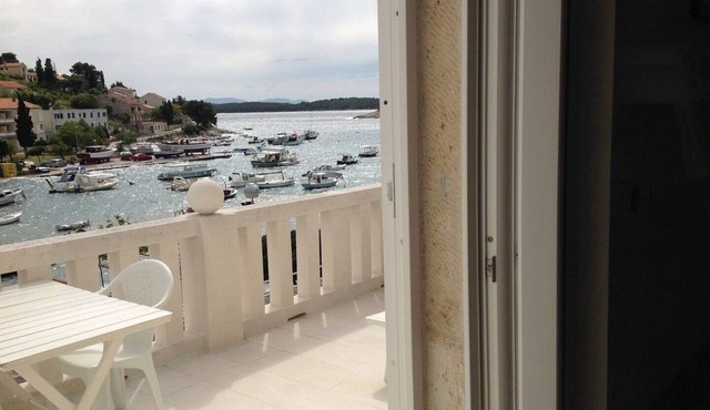 One bedroom apartment with terrace and sea view Hvar (A-24926-b)