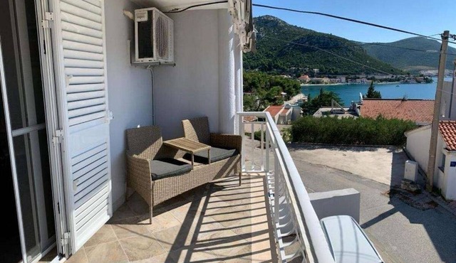 One bedroom apartment with balcony and sea view Klek, Neretva Delta - Ušće Neretve (A-23139-b)