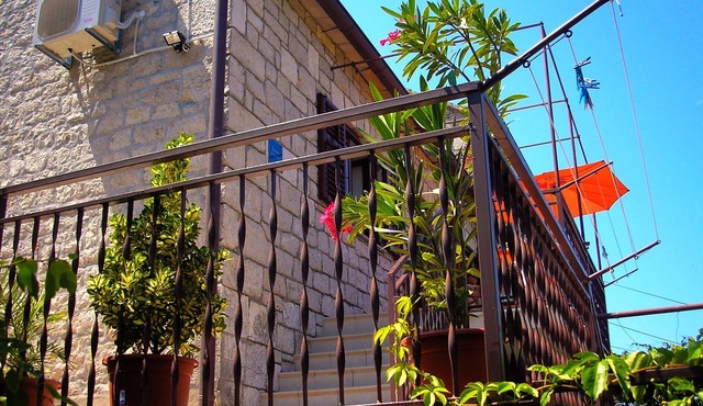 One bedroom apartment with terrace Milna (Brač) (A-5242-b)