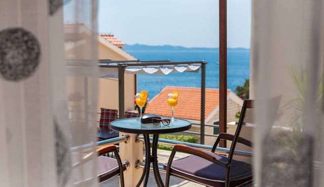 One bedroom apartment with terrace and sea view Cove Osibova, Brač (A-12062-a)