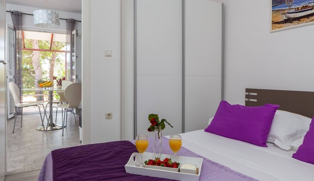 One bedroom apartment with terrace and sea view Cove Osibova, Brač (A-12062-c)