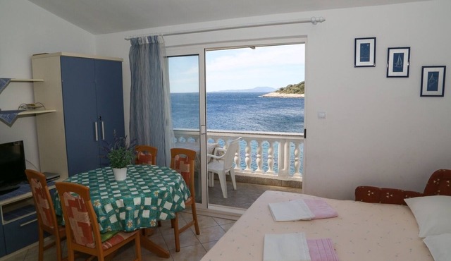 One bedroom apartment with terrace and sea view Milna, Hvar (A-12244-b)