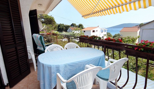 One bedroom apartment with terrace and sea view Brgulje (Molat) (A-6241-a)