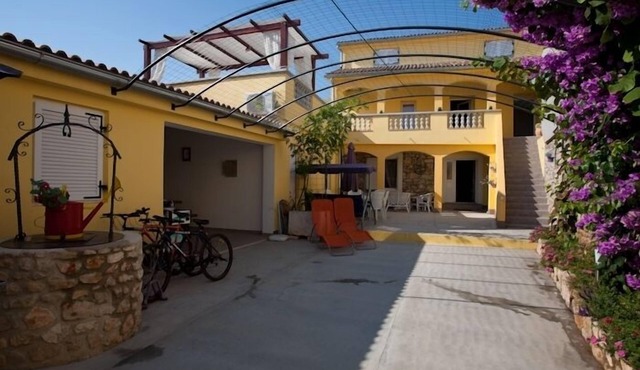 One bedroom apartment with terrace Poljana, Ugljan (A-8523-b)