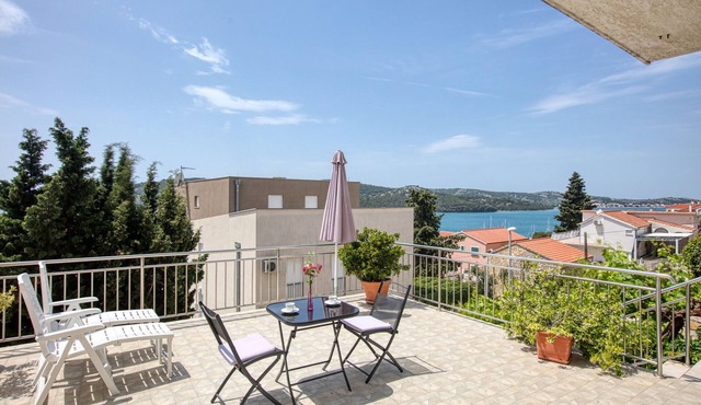 One bedroom apartment with terrace and sea view Tisno (Murter) (A-5130-c)