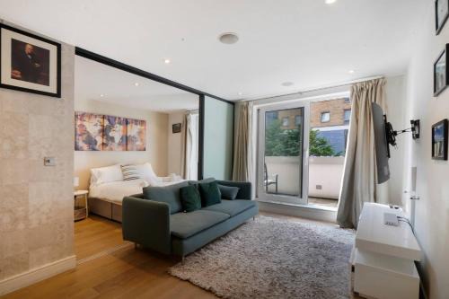 One bedroom apartment with balcony and concierge , station and shops 2min walk