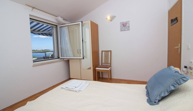 One bedroom apartment with terrace and sea view Nin, Zadar (A-5805-a)