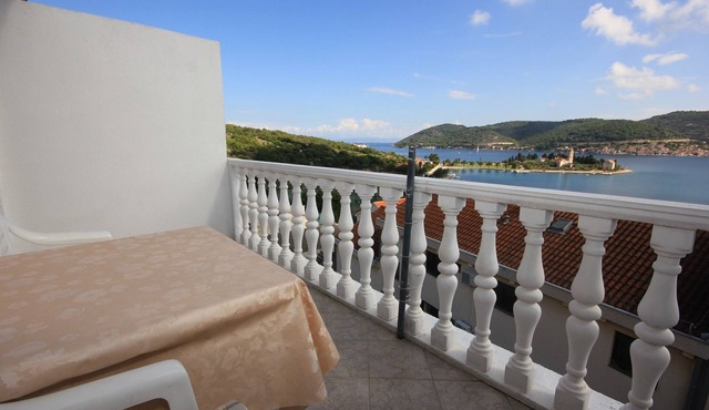 One bedroom apartment with terrace and sea view Vis (A-8531-a)