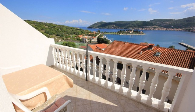 One bedroom apartment with terrace and sea view Vis (A-8531-b)