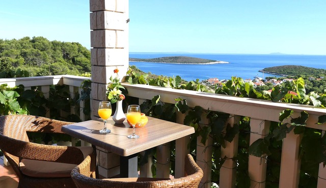 One bedroom apartment with terrace and sea view Rukavac, Vis (A-8839-a)