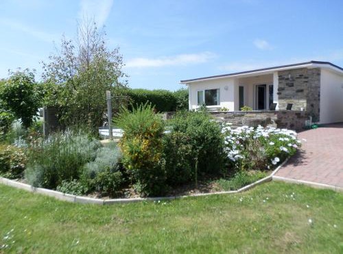 One bedroom bungalow with private garden at Parkland, near Kingsbridge