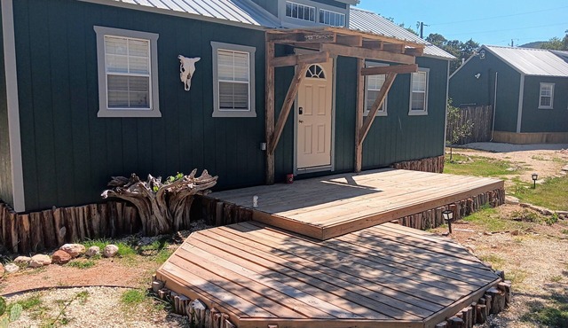 One bedroom cabin with an extra loft sleeping space minutes from the Frio River!