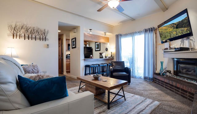 One-Bedroom Condo | Pool, Hot Tubs w/Mt Views!