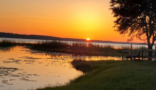 One Bedroom cottage Los Havens [Lost Heaven] right on Lake Kerr - Great Sunsets