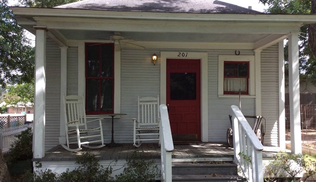 One bedroom cottage with private bath and kitchen nook
