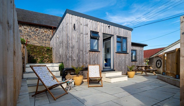 One bedroom, couple and pet friendly holiday cabin within easy reach of North Devon beaches