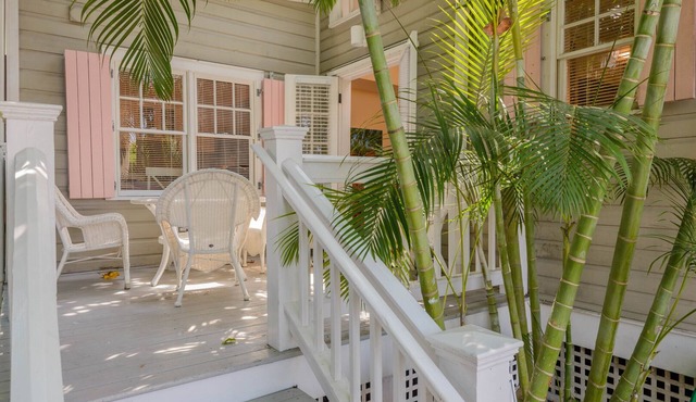One Bedroom Deck Villa Steps from Duval!
