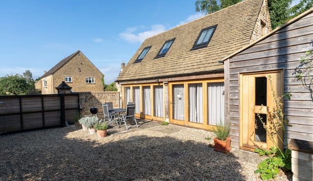 One Bedroom Dog Friendly Cotswold Holiday Cottage - The Cottage at Robins Roost