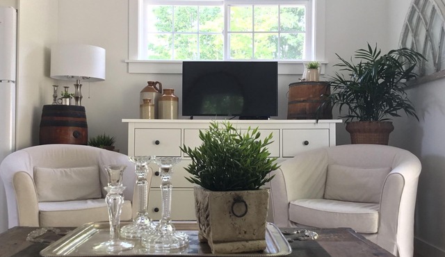 One bedroom fully equipped Mahone Bay luxury cottage