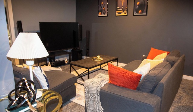 One-bedroom guest suite with private entry