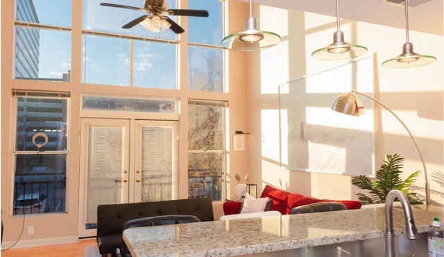 One Bedroom Hideaway w/free parking steps to Downtown