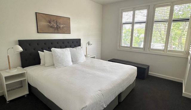 One-Bedroom Holiday Apartment - Oaklands 2 | Pet Friendly