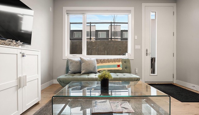 One Bedroom home, Central Hillhurst, Sleeps 3, Insuite Laundry