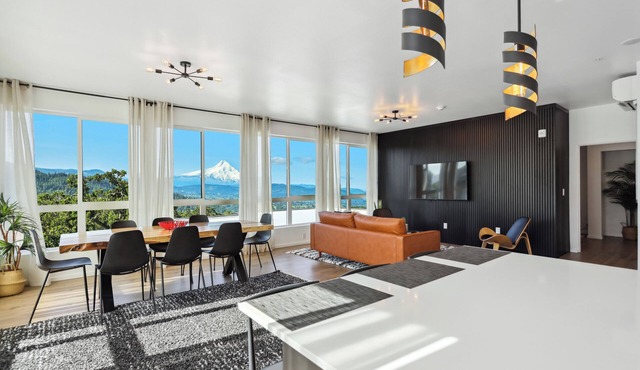 One-bedroom honeymoon penthouse, Mt Hood views, downtown White Salmon, suite 16