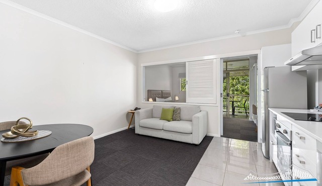 One Bedroom in the Heart of Kangaroo Point with Pool & Parking