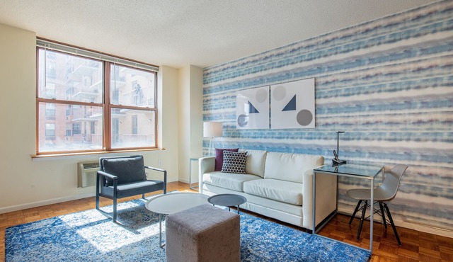 One Bedroom in Waterfront Building with NYC Views